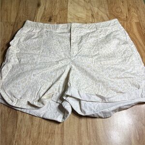 Lane Bryant Leopard Print Stretch Shorts Pockets Womens Size 18 Inseam 4”